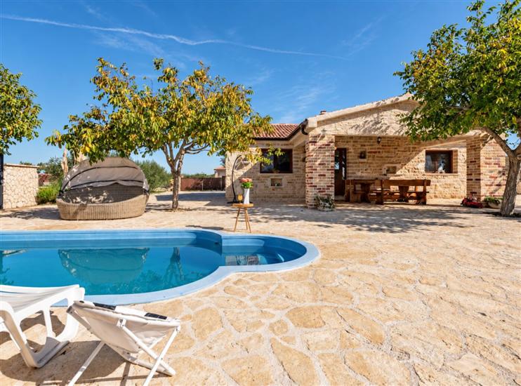 House Anita 2 Family Retreat with Pool Pet Friendly