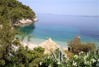 De Kroatische kust is uniek in het Mediterraan gebied, omdat het talrijke afgelegen huizen biedt op enkele van haar eilanden en eilandjes