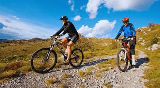 Povežite strast za potovanje z ljubeznijo za kolesarske in preživljanje časa v naravi