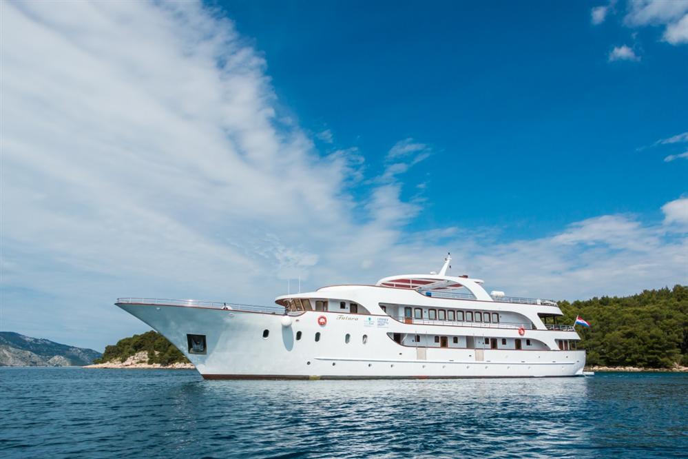 Luxury-cruise-ship-in-Croatia