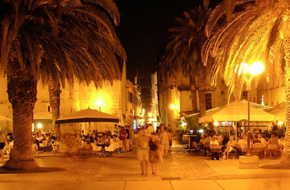 Trogir-night