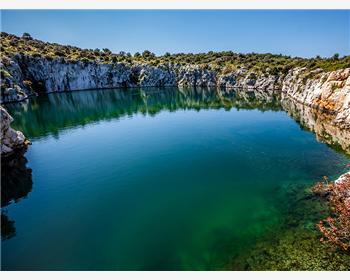 Il lago del mare "occhio del dragone"