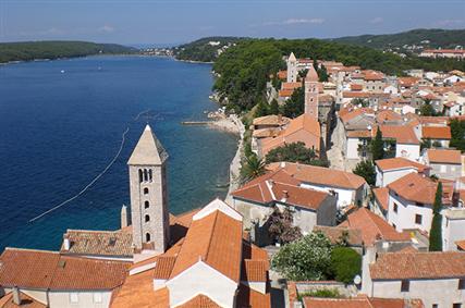 Das Zentrum der Insel ist die Stadt Rab, umgeben von Mauern die früher zur Verteidigung vor den Türken benutzt wurden