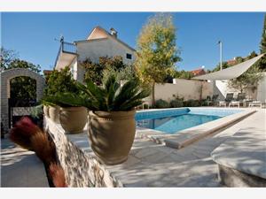 Vila Doris Okrug Gornji (Ciovo), Rozloha 150,00 m2, Ubytovanie s bazénom, Vzdušná vzdialenosť od mora 200 m