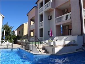 Appartementen Stana Malinska - eiland Krk, Kwadratuur 100,00 m2, Accommodatie met zwembad, Lucht afstand naar het centrum 600 m