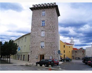 Le château Frankopan avec une tour carrée