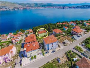 Apartments Pava Okrug Donji (Ciovo), Size 48.00 m2, Airline distance to the sea 70 m, Airline distance to town centre 500 m