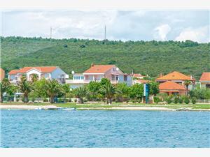 Apartmanok Augustin Sukosan (Zadar), Méret 50,00 m2, Légvonalbeli távolság 70 m, Központtól való távolság 700 m