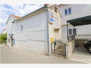 Huis Anđelka Supetar - eiland Brac, Kwadratuur 65,00 m2, Lucht afstand tot de zee 80 m, Lucht afstand naar het centrum 10 m