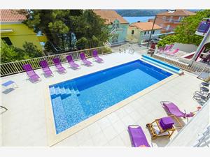 Dům Pinky Seget Vranjica, Prostor 200,00 m2, Soukromé ubytování s bazénem, Vzdušní vzdálenost od moře 25 m