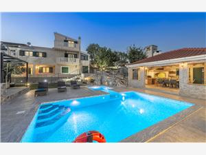 Dom Villa Boulder Split i Riwiera Trogir, Powierzchnia 230,00 m2, Odległość do morze mierzona drogą powietrzną wynosi 200 m