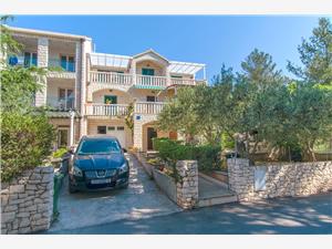 Apartments and Room Jelka Middle Dalmatian islands, Size 25.00 m2, Airline distance to the sea 150 m, Airline distance to town centre 150 m