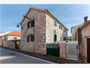 Apartmaji Renata Primosten, Kamniti hiši, Kvadratura 45,00 m2, Oddaljenost od morja 200 m