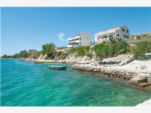 Appartementen Beachfront Ante Vlasici - eiland Pag, Kwadratuur 45,00 m2, Lucht afstand tot de zee 30 m
