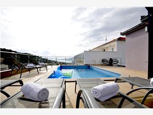 Vila Marina Trogir, Kvadratura 200,00 m2, Smještaj s bazenom, Zračna udaljenost od centra mjesta 900 m