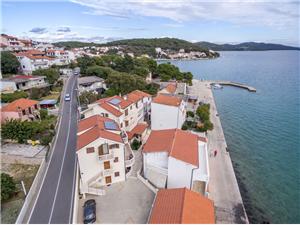 Appartements Hrvoje Tisno - île de Murter, Superficie 40,00 m2, Distance (vol d'oiseau) jusque la mer 50 m, Distance (vol d'oiseau) jusqu'au centre ville 100 m