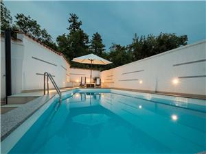 Apartman Villa Zdenka Crikvenica, Kvadratura 130,00 m2, Smještaj s bazenom, Zračna udaljenost od centra mjesta 900 m