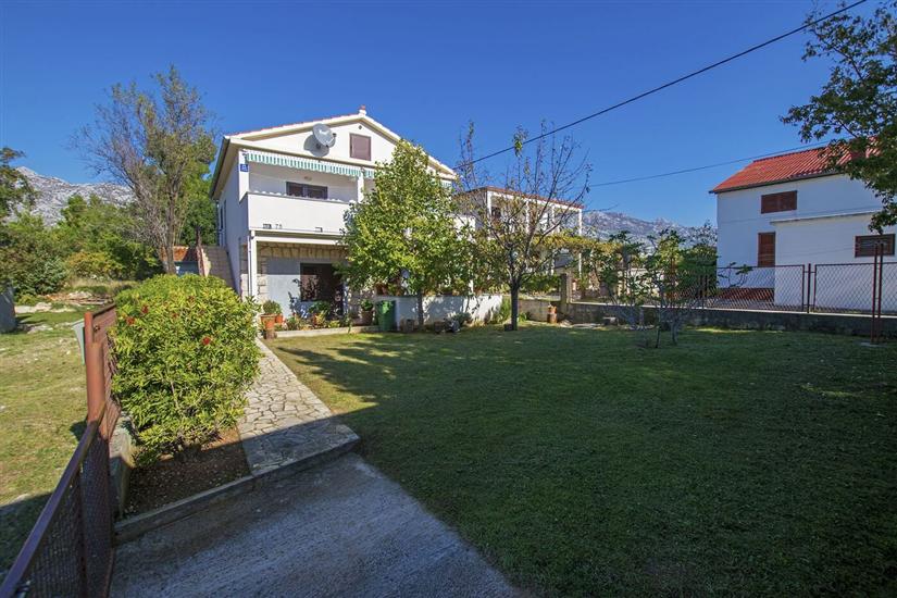 Apartment Nekić-on quiet location with nice garden