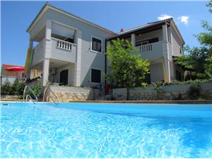 Vila Moj Mir Supetar - ostrov Brac, Prostor 200,00 m2, Soukromé ubytování s bazénem, Vzdušní vzdálenost od centra místa 450 m