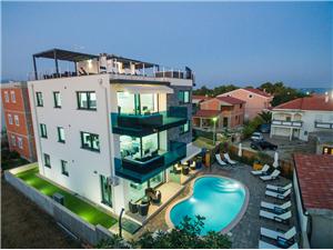 Apartmaji Luxury Villa Maloca Vir - otok Vir, Kvadratura 75,00 m2, Namestitev z bazenom, Oddaljenost od morja 30 m