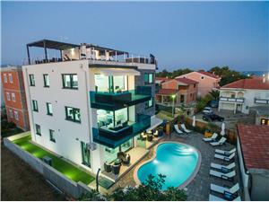 Apartmani Luxury Villa Maloca Vir - otok Vir, Kvadratura 75,00 m2, Smještaj s bazenom, Zračna udaljenost od mora 30 m