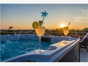 Ferienwohnungen Luxury Villa Maloca , Größe 75,00 m2, Privatunterkunft mit Pool, Luftlinie bis zum Meer 30 m
