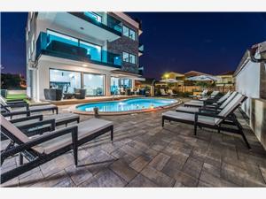 Apartmaji Luxury Villa Maloca , Kvadratura 75,00 m2, Namestitev z bazenom, Oddaljenost od morja 30 m