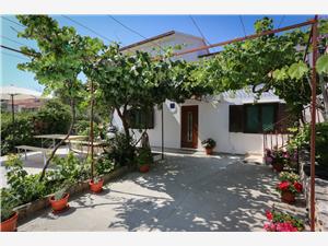 Apartment Middle Dalmatian islands,Book  Vitaic From 72 €