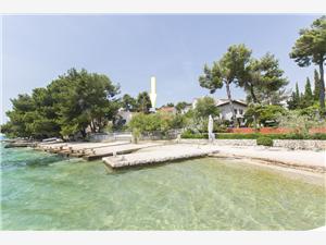 Boende vid strandkanten Šibeniks Riviera,Boka  shadow Från 743 SEK