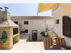 Apartments Danica Murter - island Murter, Size 30.00 m2, Airline distance to the sea 15 m