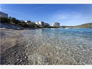 Boende vid strandkanten Šibeniks Riviera,Boka  G Från 1771 SEK