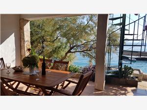 House Robinzon Stipe Middle Dalmatian islands, Remote cottage, Size 60.00 m2, Airline distance to the sea 20 m