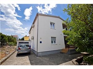 Apartmanok Zaterini-on quiet location Starigrad Paklenica, Méret 20,00 m2, Légvonalbeli távolság 30 m, Központtól való távolság 500 m