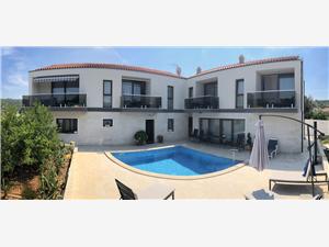 Appartementen Villa LA Drvenik Veliki, Kwadratuur 35,00 m2, Accommodatie met zwembad, Lucht afstand tot de zee 120 m