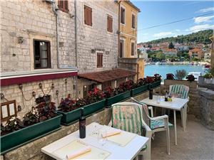 Apartment Middle Dalmatian islands,Book  Bella From 80 €