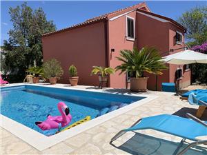 Villa MIKULA , Storlek 180,00 m2, Privat boende med pool, Luftavstånd till havet 100 m