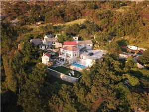 Hiša Željko Zrnovnica (Split), Kamniti hiši, Kvadratura 180,00 m2, Namestitev z bazenom