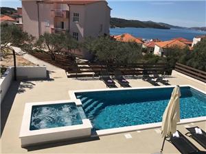 Alloggi con piscina Riviera di Spalato e Trogir (Traù),Prenoti  Miroslava Da 164 €