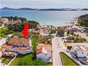 Apartmaj Grgo Vodice, Kvadratura 72,00 m2, Oddaljenost od morja 50 m, Oddaljenost od centra 200 m