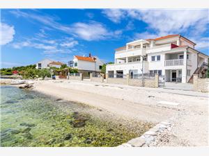 Boende vid strandkanten Šibeniks Riviera,Boka  sea Från 805 SEK