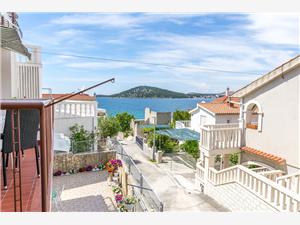 Boende vid strandkanten Šibeniks Riviera,Boka  Mark Från 1175 SEK