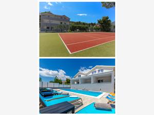 Appartementen en Kamers Villa Niko Split en Trogir Riviera, Kwadratuur 25,00 m2, Accommodatie met zwembad, Lucht afstand tot de zee 49 m