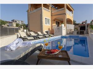 Huis Patria Razanj, Kwadratuur 150,00 m2, Accommodatie met zwembad, Lucht afstand tot de zee 160 m