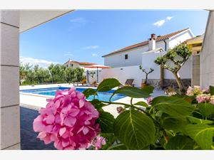 Villa Alka Split and Trogir riviera, Size 100.00 m2, Accommodation with pool, Airline distance to the sea 80 m