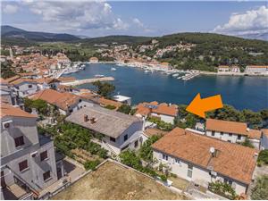 Apartments and Room Carić Middle Dalmatian islands, Size 16.00 m2, Airline distance to the sea 150 m, Airline distance to town centre 500 m