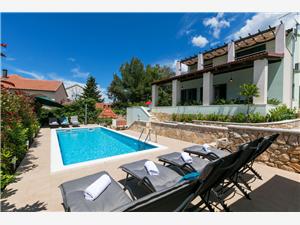 Vila Marina Razanj, Prostor 150,00 m2, Soukromé ubytování s bazénem, Vzdušní vzdálenost od moře 70 m