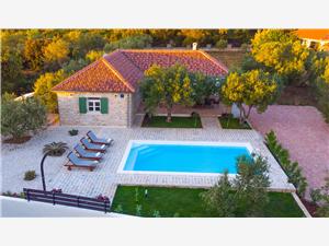 Hiša Arbaro Sukosan (Zadar), Kvadratura 120,00 m2, Namestitev z bazenom, Oddaljenost od morja 80 m