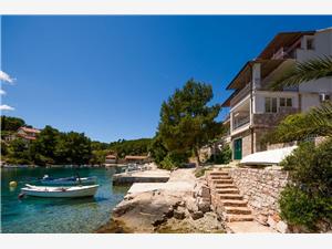 Apartments Ivo Middle Dalmatian islands, Size 40.00 m2, Airline distance to the sea 10 m