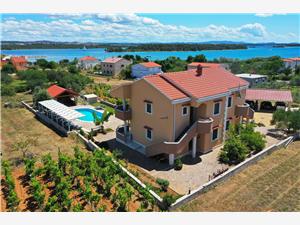 Hus Villa Dada Pasman, Storlek 300,00 m2, Privat boende med pool, Luftavstånd till havet 200 m