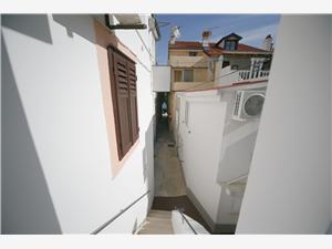 Apartamenty i Pokoje Guesthouse Francesca Baska - wyspa Krk, Powierzchnia 20,00 m2, Odległość do morze mierzona drogą powietrzną wynosi 20 m, Odległość od centrum miasta, przez powietrze jest mierzona 50 m